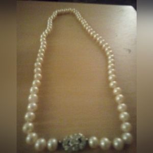 Women's necklace pearl. 80 dollars.